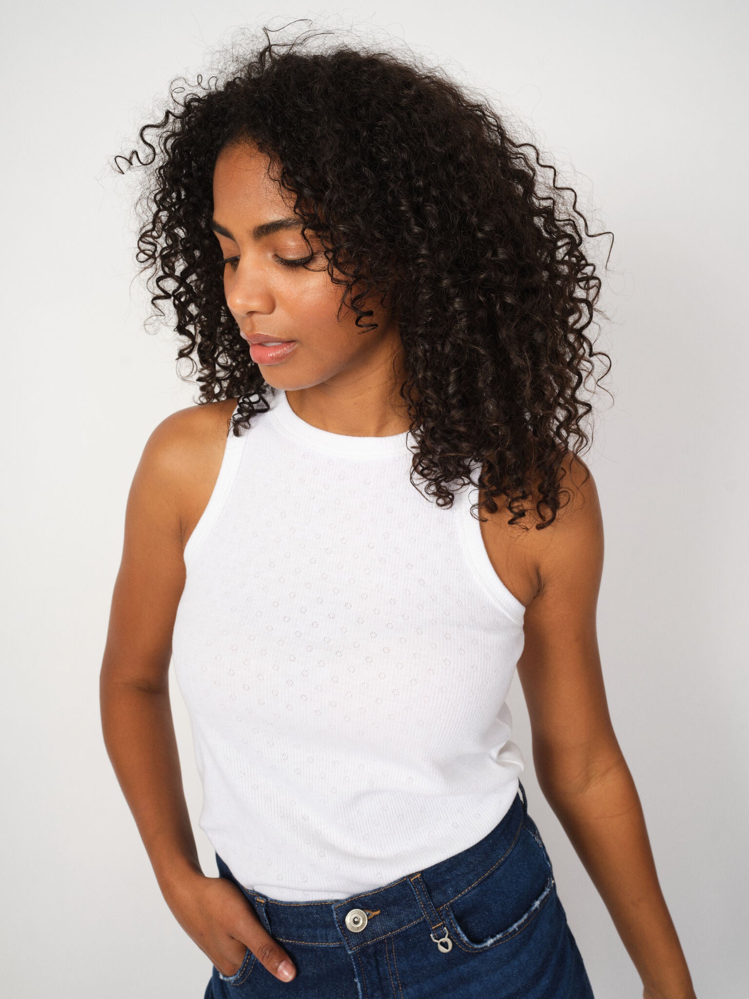 Modelshot / White / Detail